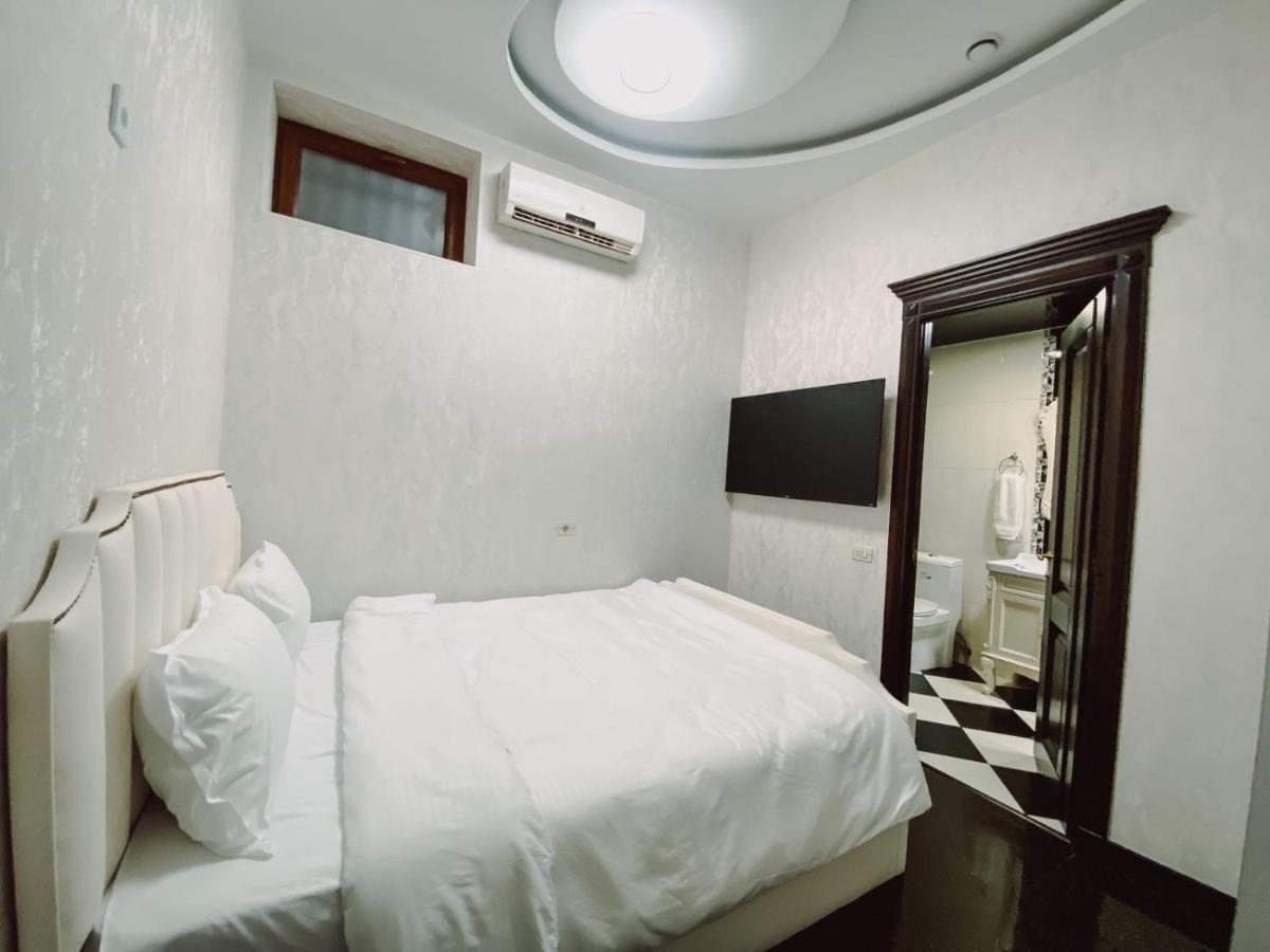 Hotel Royal Renaysance Erevan Esterno foto