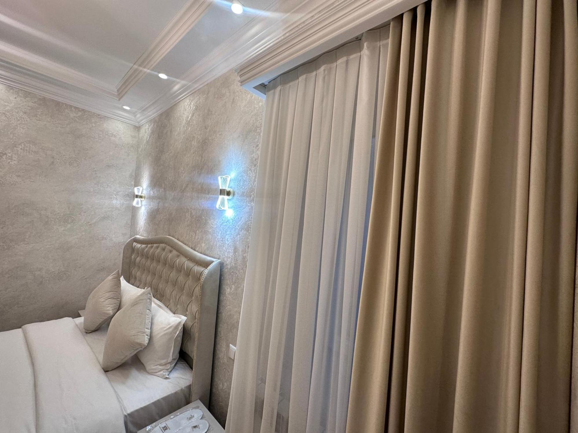 Hotel Royal Renaysance Erevan Esterno foto