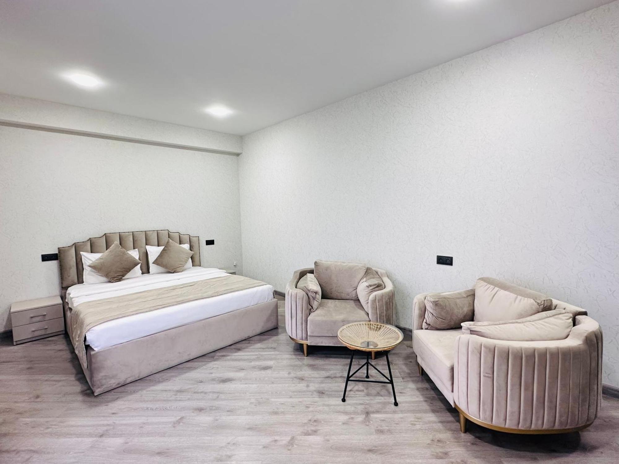 Hotel Royal Renaysance Erevan Esterno foto