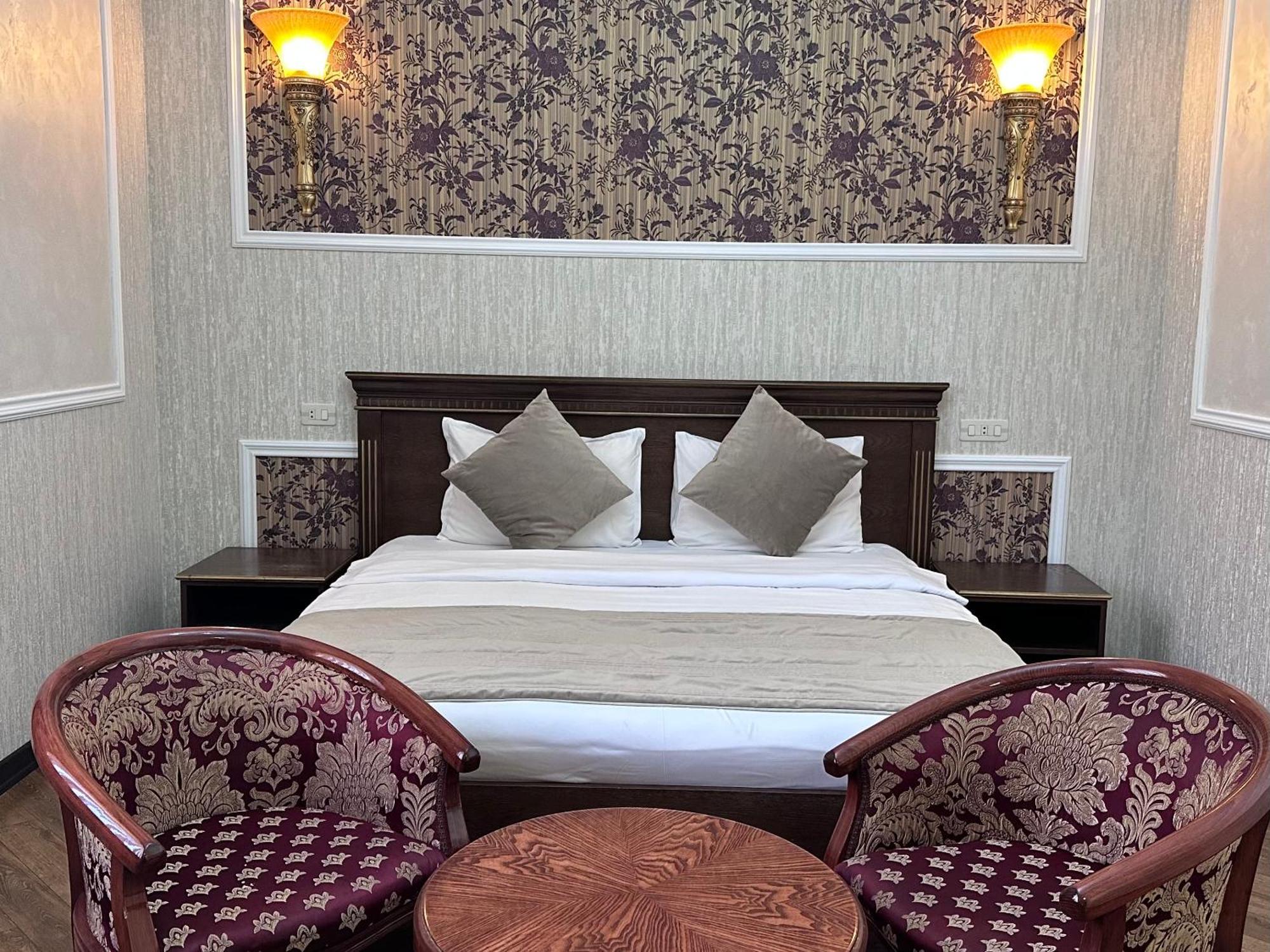 Hotel Royal Renaysance Erevan Esterno foto